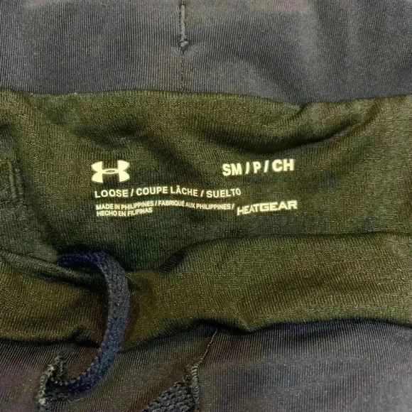 Under Armour Heat Gear  Loose fit navy shorts, small - Picture 2 of 2